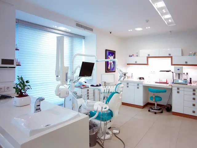 Consultório odontológico com cadeira e equipamentos