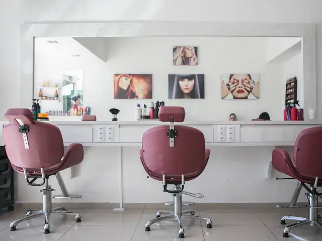 Estações de atendimento com espelhos em um salão de beleza
