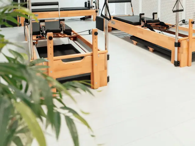 Estúdio de pilates com aparelhos de madeira
